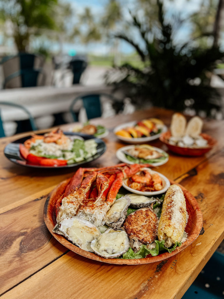 Los mejores restaurantes con vistas en Miami Beach - CJ's Crab Shack, lido bayside, Miami Beach guide, Shucker’s Waterfront Grill, Smith & Wollensky, Watr at the 1 Rooftop - April 2024